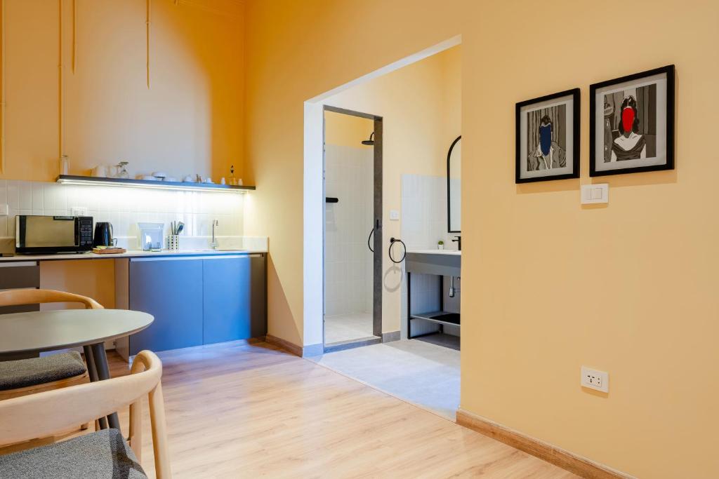 grey l studio apartments Downtown Alexandria Menasce House - 4