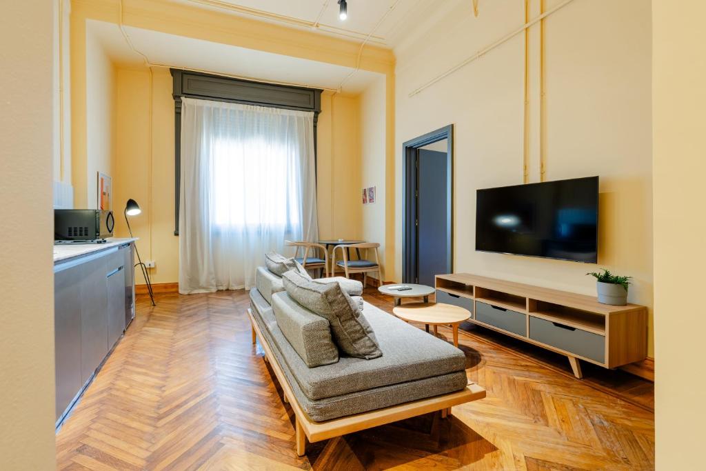 grey l studio apartments Downtown Alexandria Menasce House - 7