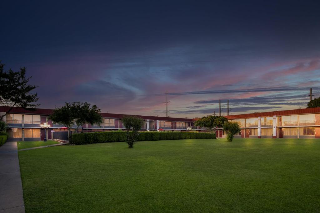 Fotografie z fotogalerie ubytování Red Roof Inn & Conference Center McKinney v destinaci McKinney