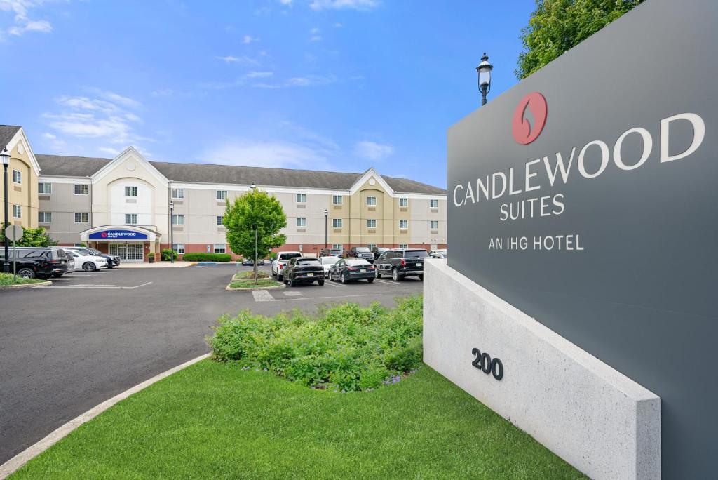 Et logo, certifikat, skilt eller en pris der bliver vist frem på Candlewood Suites Bordentown-Trenton by IHG