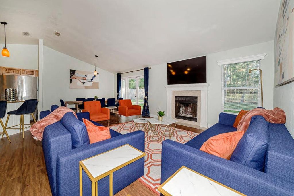 Χώρος καθιστικού στο Family friendly - Fire pit -4 min to UF - Spacious