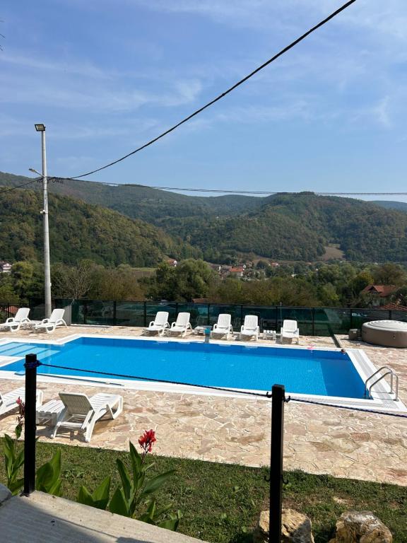 Villa con piscina con montañas de fondo en Villa Paradise, en Banja Luka