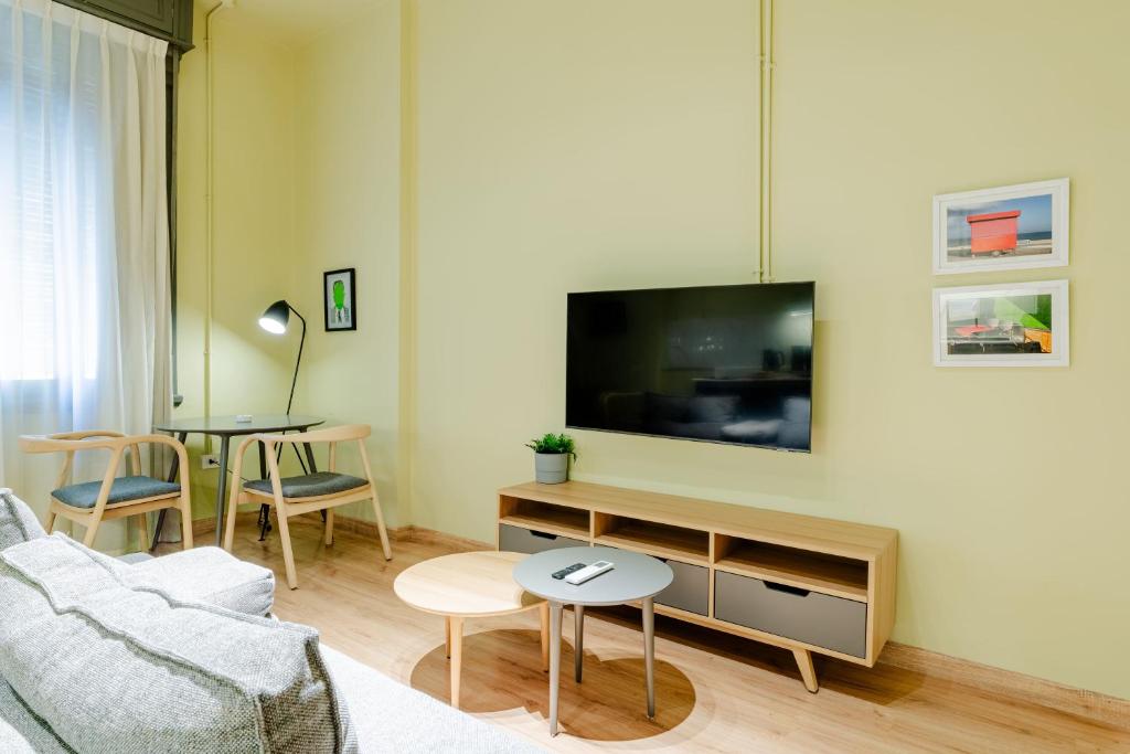 grey l studio apartments Downtown Alexandria Menasce House - 17