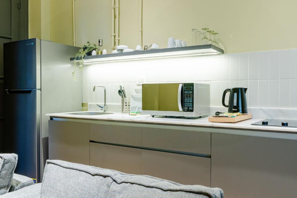 grey l studio apartments Downtown Alexandria Menasce House - 19