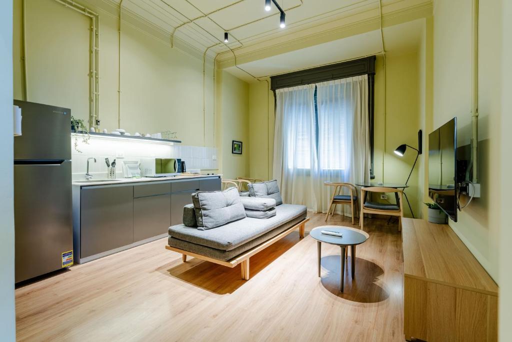 grey l studio apartments Downtown Alexandria Menasce House - 16