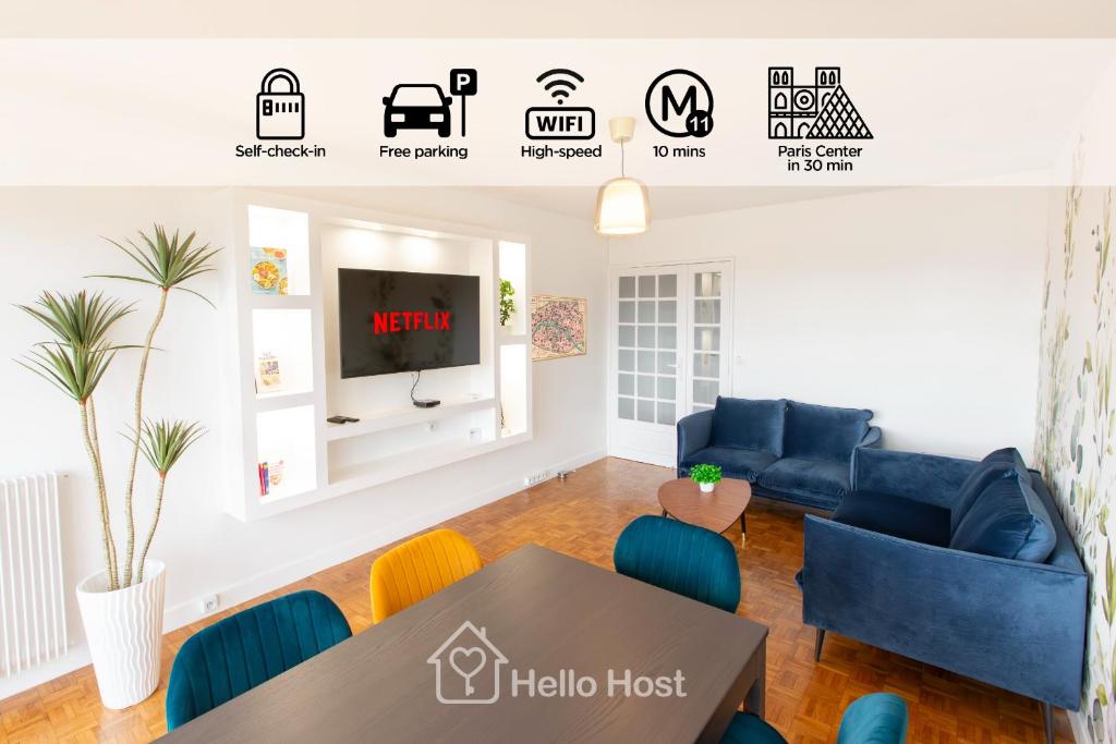 - un salon avec une table, des chaises et une télévision dans l'établissement La Chic Retraite Parisienne - Parking, 81m2, Paris, à Romainville