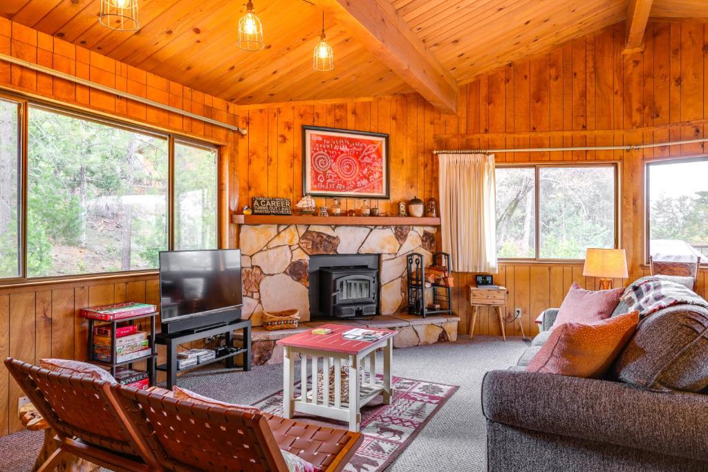 un salon avec un canapé et une cheminée dans l'établissement Serene Groveland Cabin Rental Near Yosemite!, à Groveland