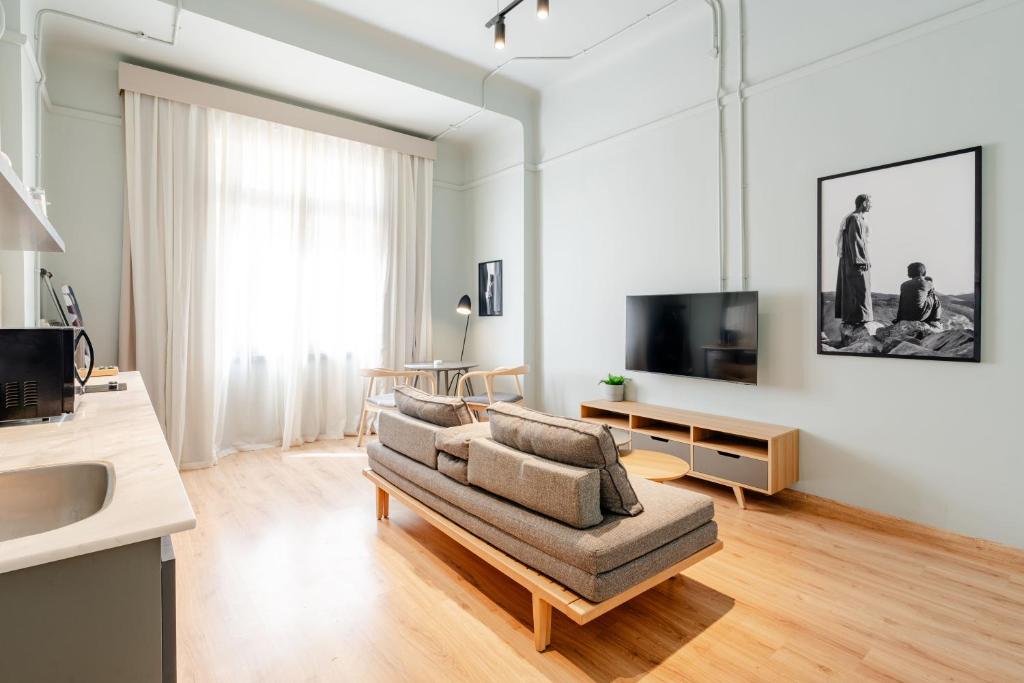 grey l studio apartments Downtown Alexandria Menasce House - 9