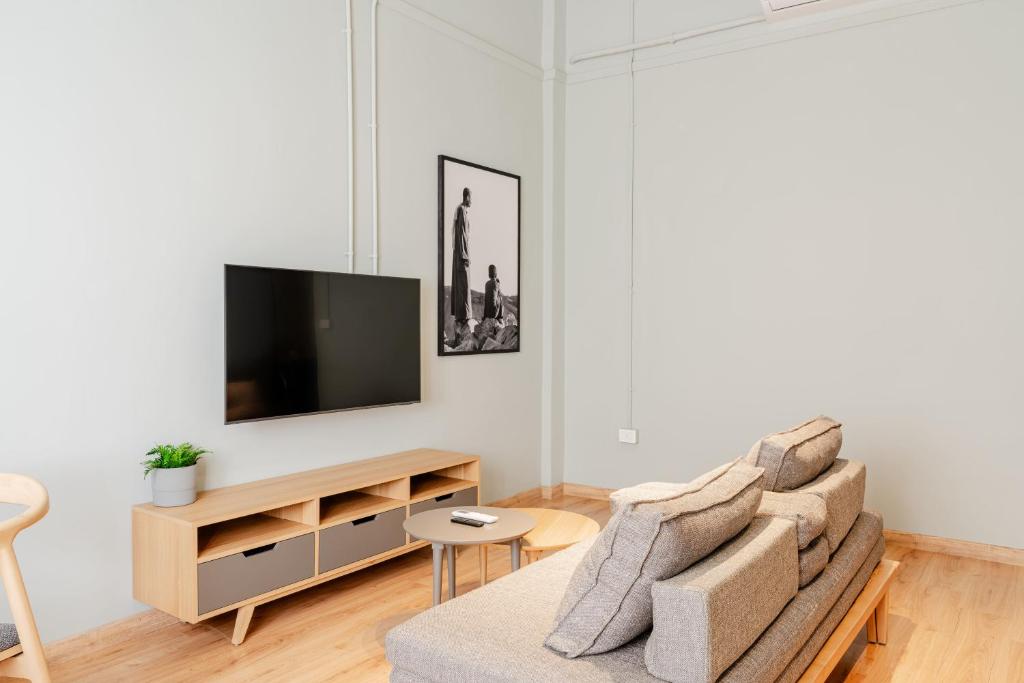 grey l studio apartments Downtown Alexandria Menasce House - 12