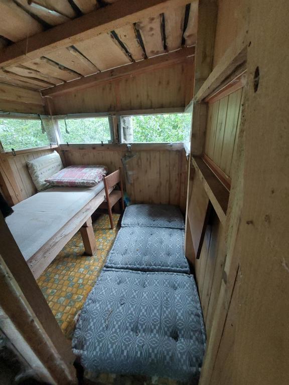 Postel nebo postele na pokoji v ubytování Tree house with private meadow in the middle of the forest