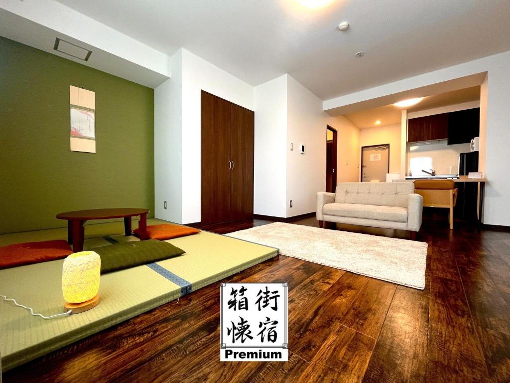 ein Wohnzimmer mit Sofa und Tisch in der Unterkunft Hakodatekan - Vacation STAY 07879v in Hakodate