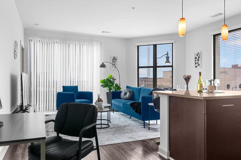 Et tv og/eller underholdning på Urban Elegance and Stylish Two Bedroom Apt