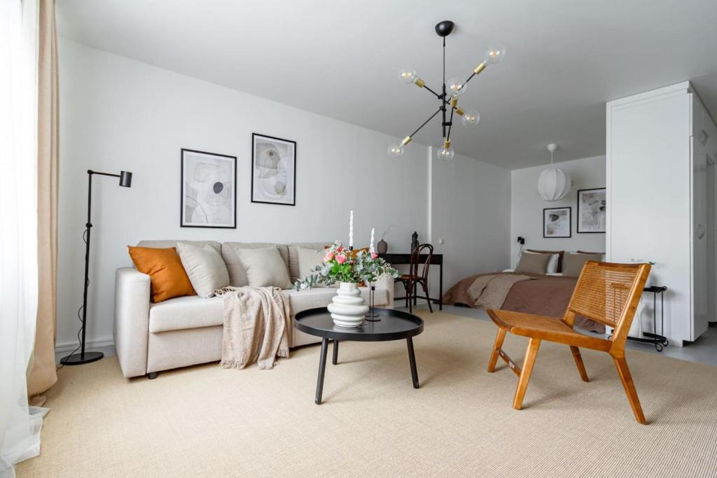 En sittgrupp på Budget-friendly studio on Södermalm, construction work