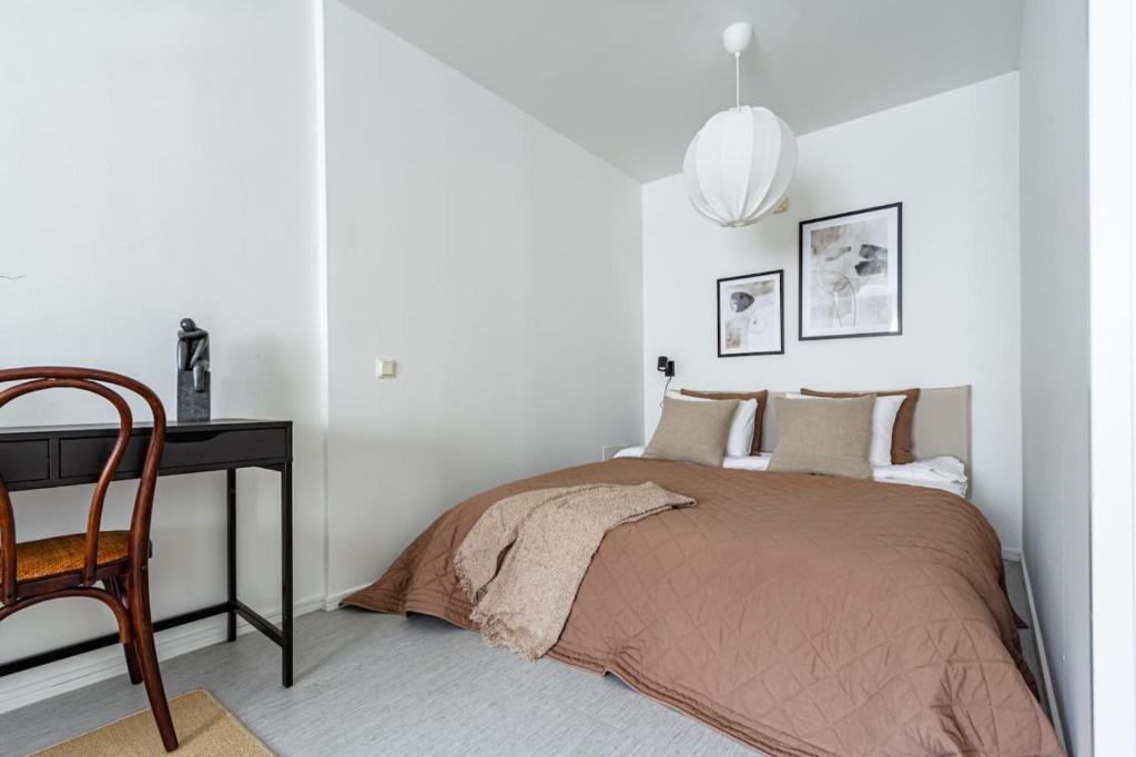 Säng eller sängar i ett rum på Budget-friendly studio on Södermalm, construction work