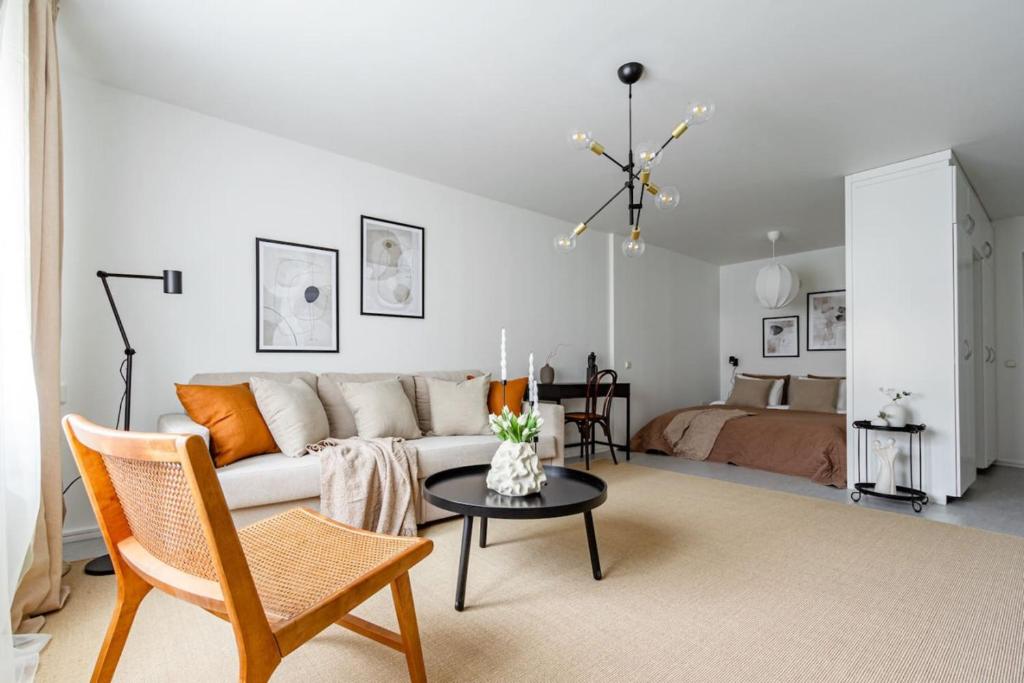 En sittgrupp på Budget-friendly studio on Södermalm, construction work