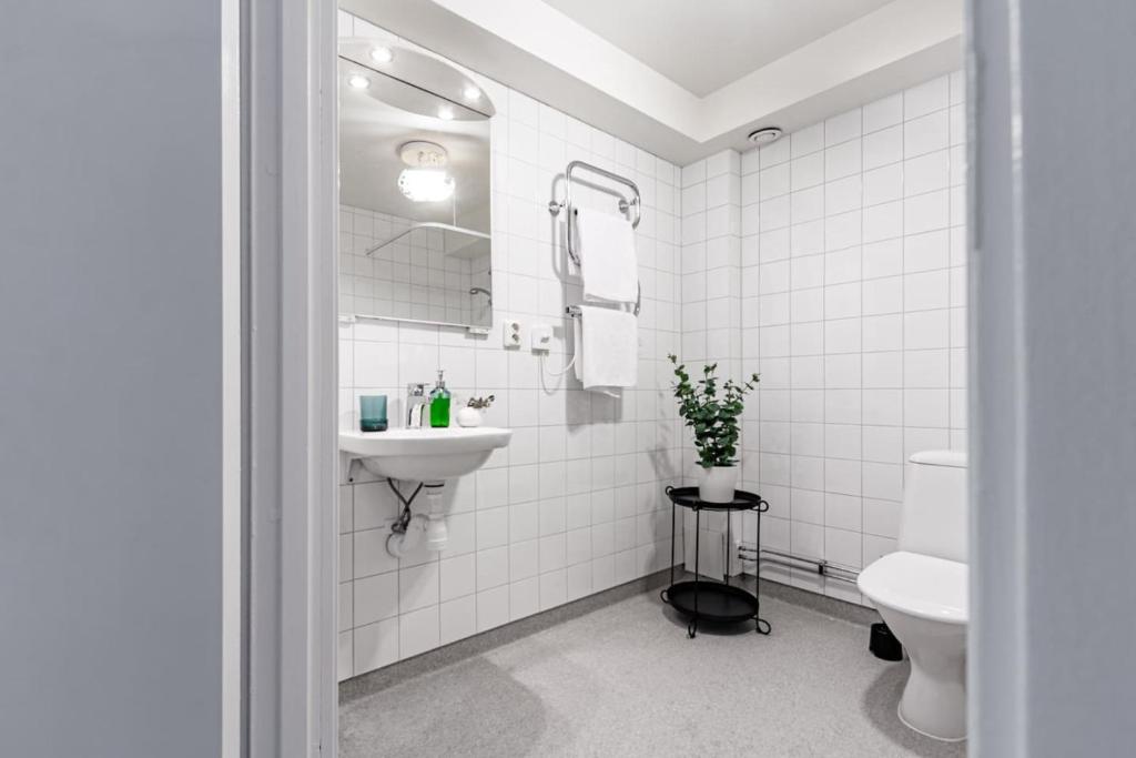 Ett badrum på Budget-friendly studio on Södermalm, construction work