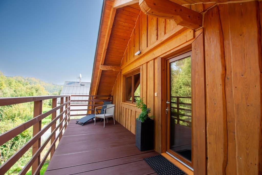 トルトノフにあるApartmán ve srubu s balkónemのガラスのドアが付いた小屋の木製のポーチ