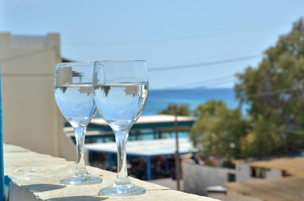 dos vasos de agua sentados en una cornisa en Studios Kahlua, en Agios Prokopios
