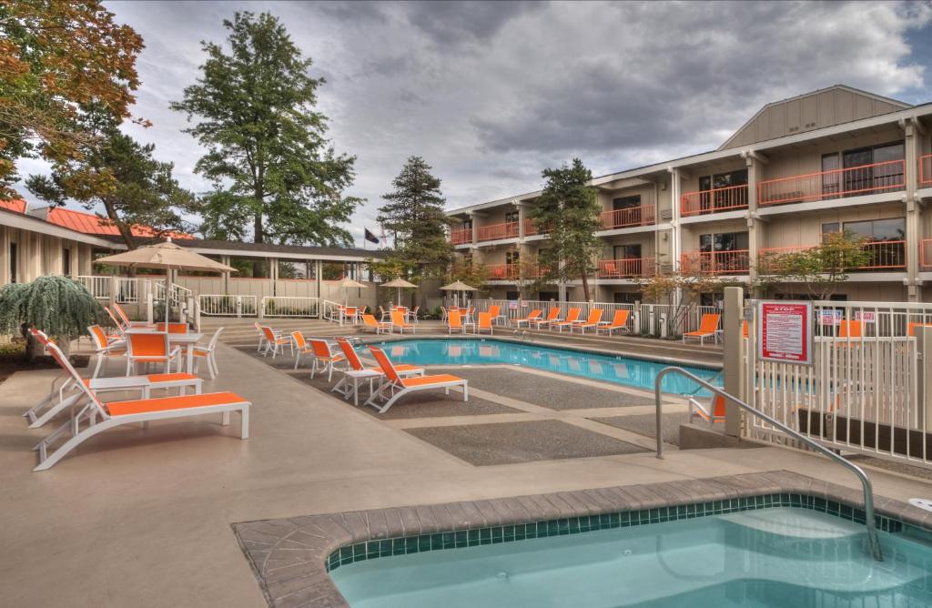 Bazén v ubytování Ashland Hills Hotel & Suites nebo v jeho okolí