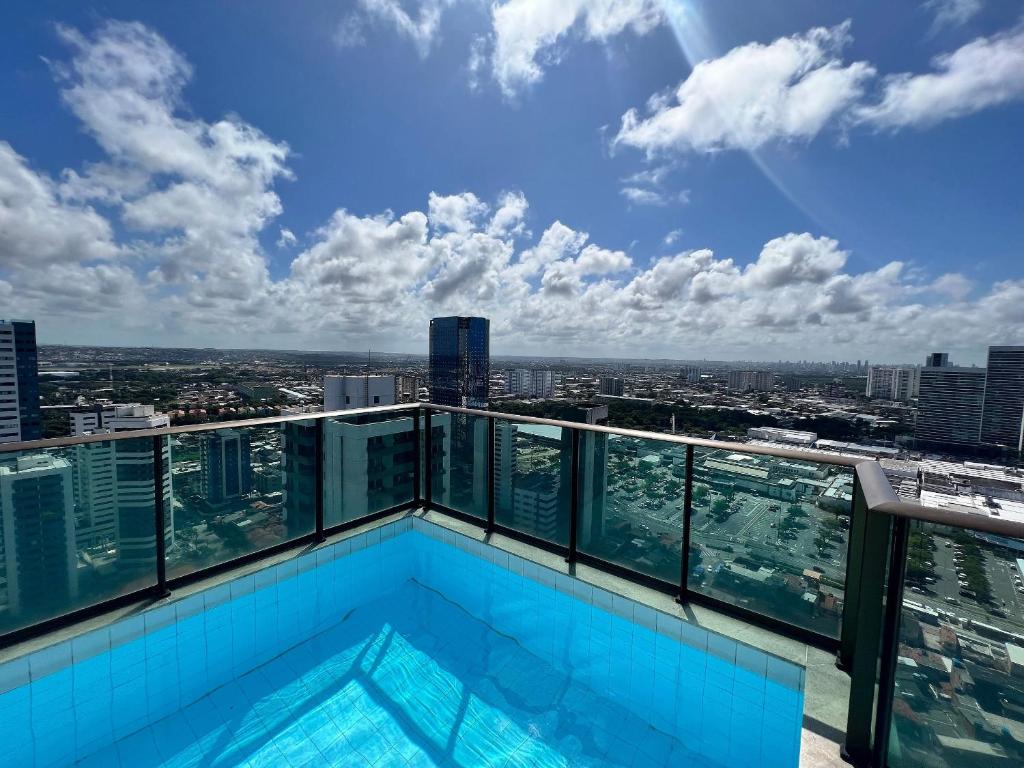 Bazén v ubytování Golden Shopping Boa Viagem Recife por Yolo nebo v jeho okolí