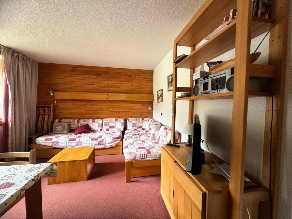 a room with a bed and a bunk bed at Résidence Carroley B - Appartement fonctionnel · Proche des pistes · Vue pistes MAE-4104 in Mâcot La Plagne