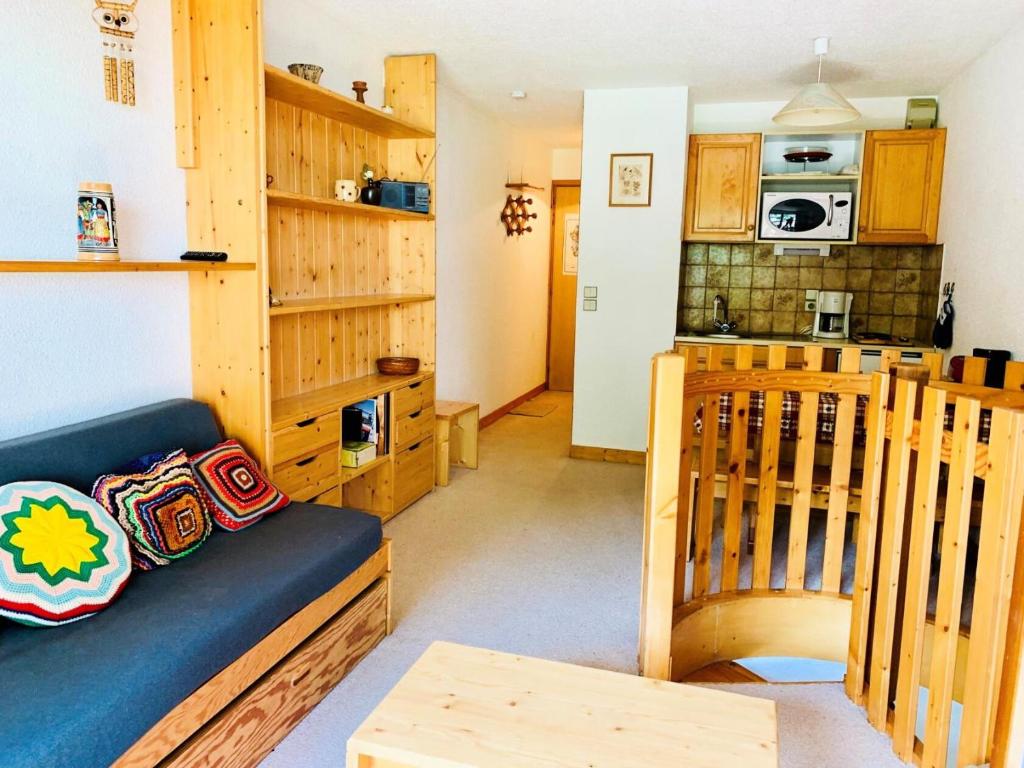 un salon avec un canapé et une cuisine dans l'établissement Résidence Val Coeur Bat A - Appartement 2 pièces 4 personnes agréablement situé à Val d'Isère à 350m du centre du village et à 300m des pistes MAE-3284, à Val dʼIsère