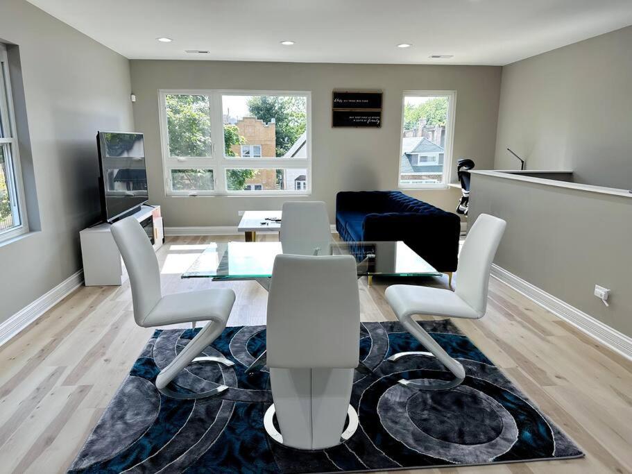 Φωτογραφία από το άλμπουμ του Wonderful and cozy Chicago Top unit Apartment σε Austin