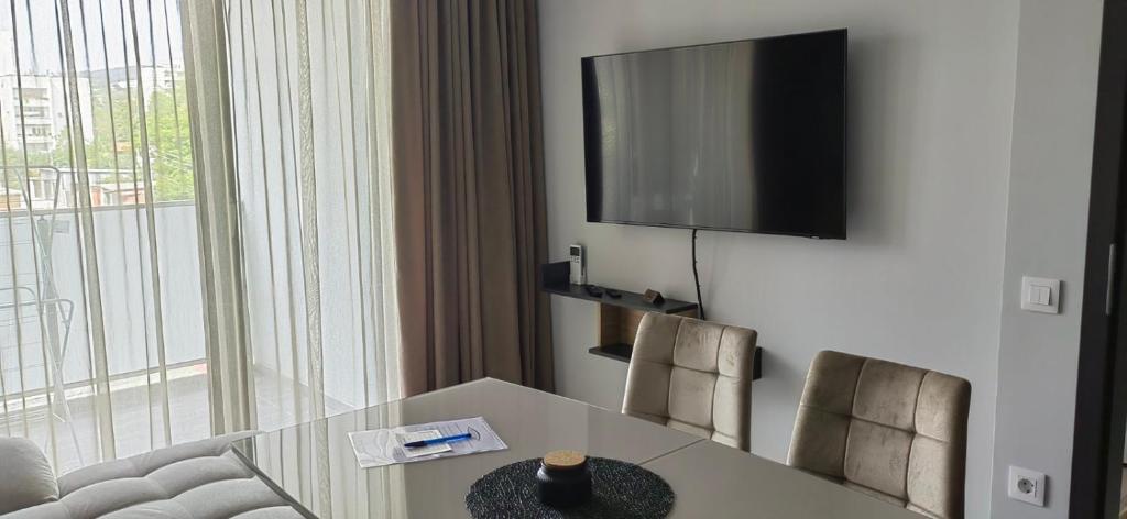 TV a/nebo společenská místnost v ubytování Apartmenthaus Oborishte - 17