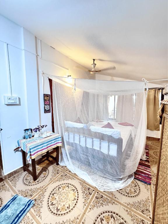 Una cama o camas en una habitación de Secret Garden