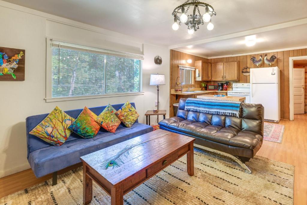 a living room with a couch and a table at Rustic Cabin with Patio 8 Mi to Kings Canyon Park in Miramonte