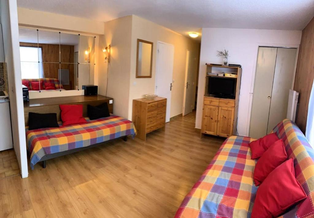 - un salon avec 2 lits dans une pièce dans l'établissement Résidence Christiana - Super appartement au Centre de la Station MAE-9701, à Vars