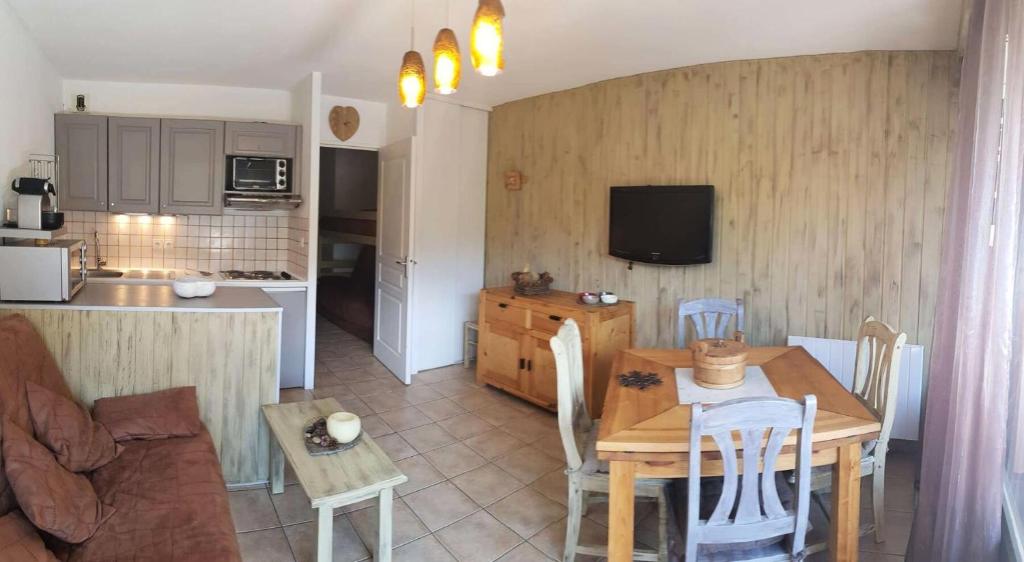 une cuisine et une salle à manger avec une table et des chaises dans l'établissement Résidence Bouquetins - Super T3 à 100m des pistes proche du point show MAE-9751, à Vars