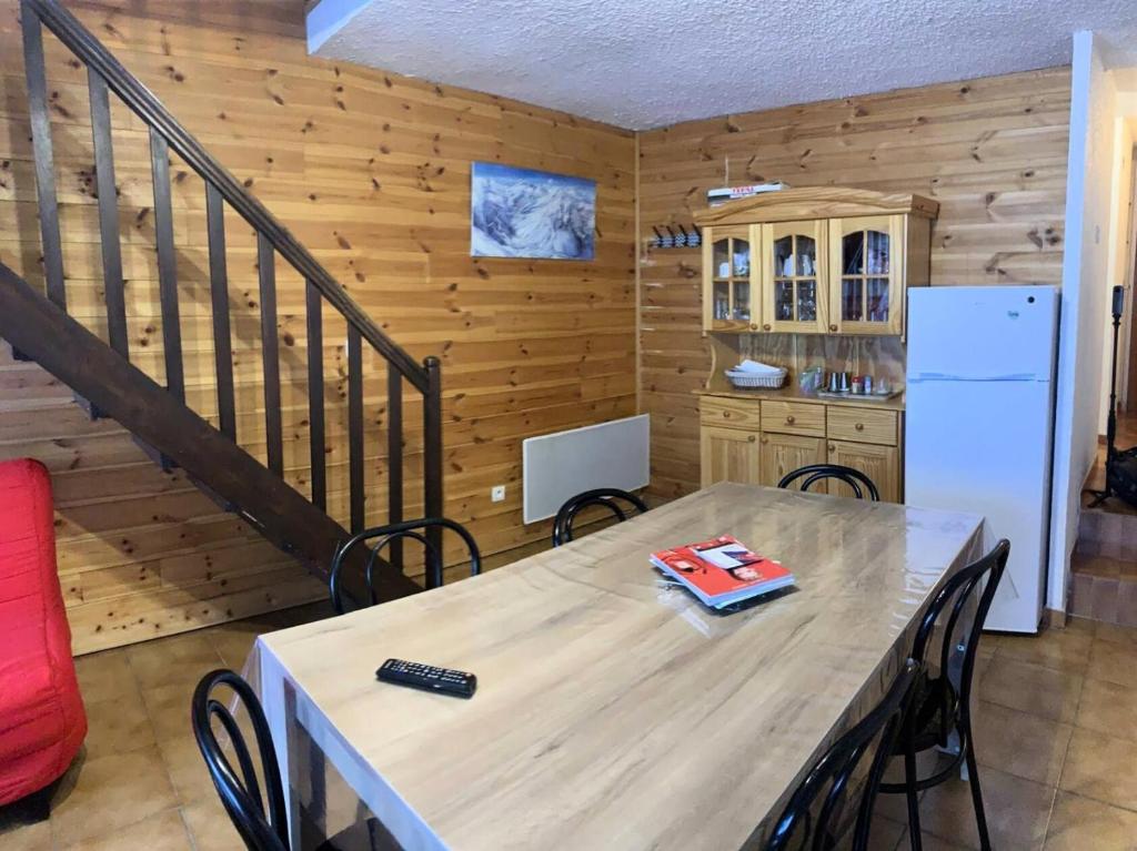 une salle à manger avec une table et un réfrigérateur dans l'établissement Résidence Gentianes - Duplex sur les pistes départ télésiège des escondus MAE-9721, à Vars