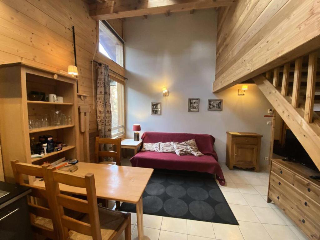 un salon avec un canapé et une table dans l'établissement Résidence Melezet 2 - Superbe duplex T3 à 100m des pistes secteur point show MAE-9821, à Vars