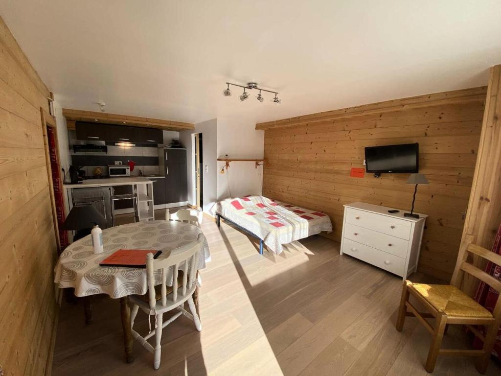 Cette chambre comprend une table, un lit et une cuisine. dans l'établissement Résidence Gaubert - Coquet studio 2 couchages à Vars près du point show MAE-9841, à Vars