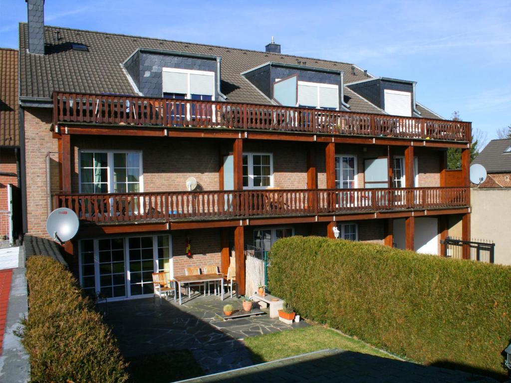 une grande maison avec une terrasse au-dessus dans l'établissement Pension Prell, à Düren