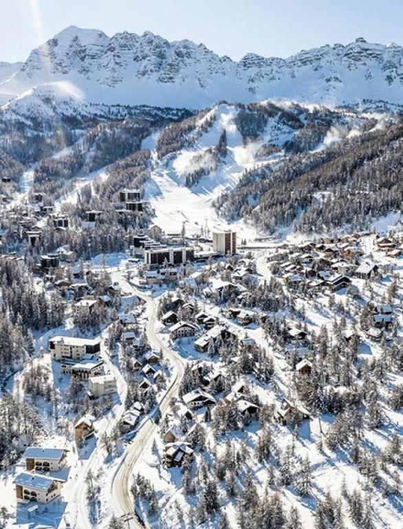 - une vue aérienne sur une station de ski dans la neige dans l'établissement Résidence Lauzet - Studio bien agencé au cœur de Vars MAE-9931, à Vars