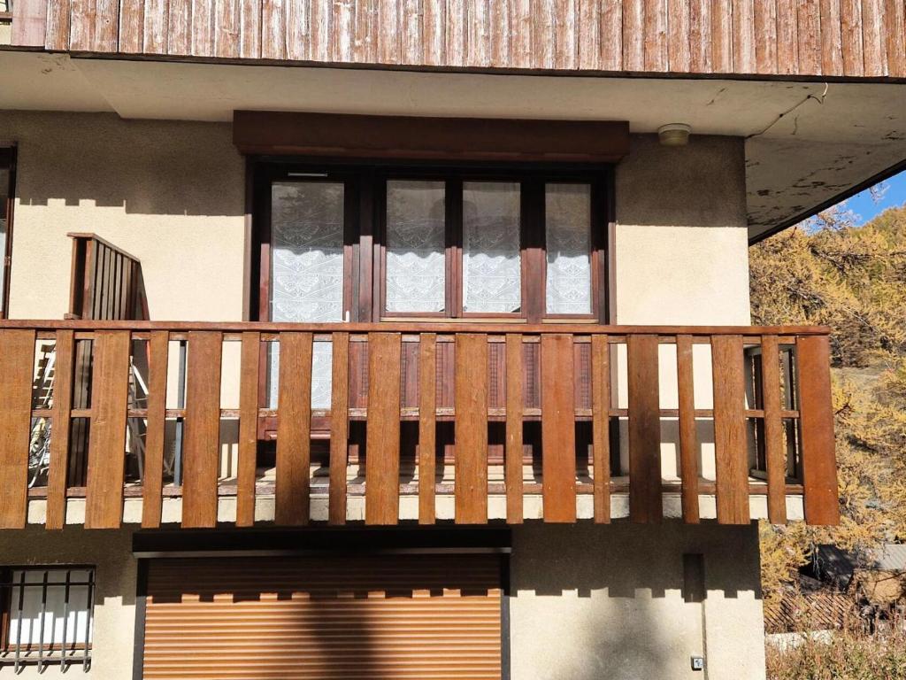 a balcony on the side of a house at Résidence Gaubert - Mignon petit studio 4 couchages à Vars MAE-9981 in Vars