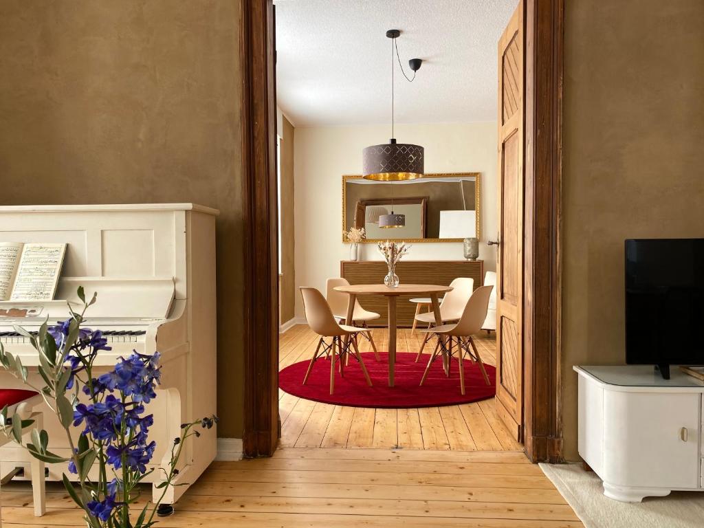 a dining room with a table and chairs at Robins Nest - Charmanter Altbau, 80 m2, zentral & ruhig in Detmold