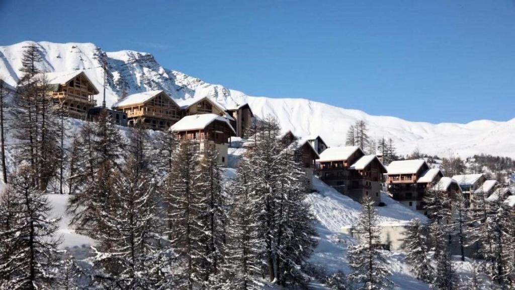 un complejo en las montañas cubierto de nieve en Chalet Des Rennes - Super appartement Prestige dans une résidence avec piscine au pied des pistes, en Vars
