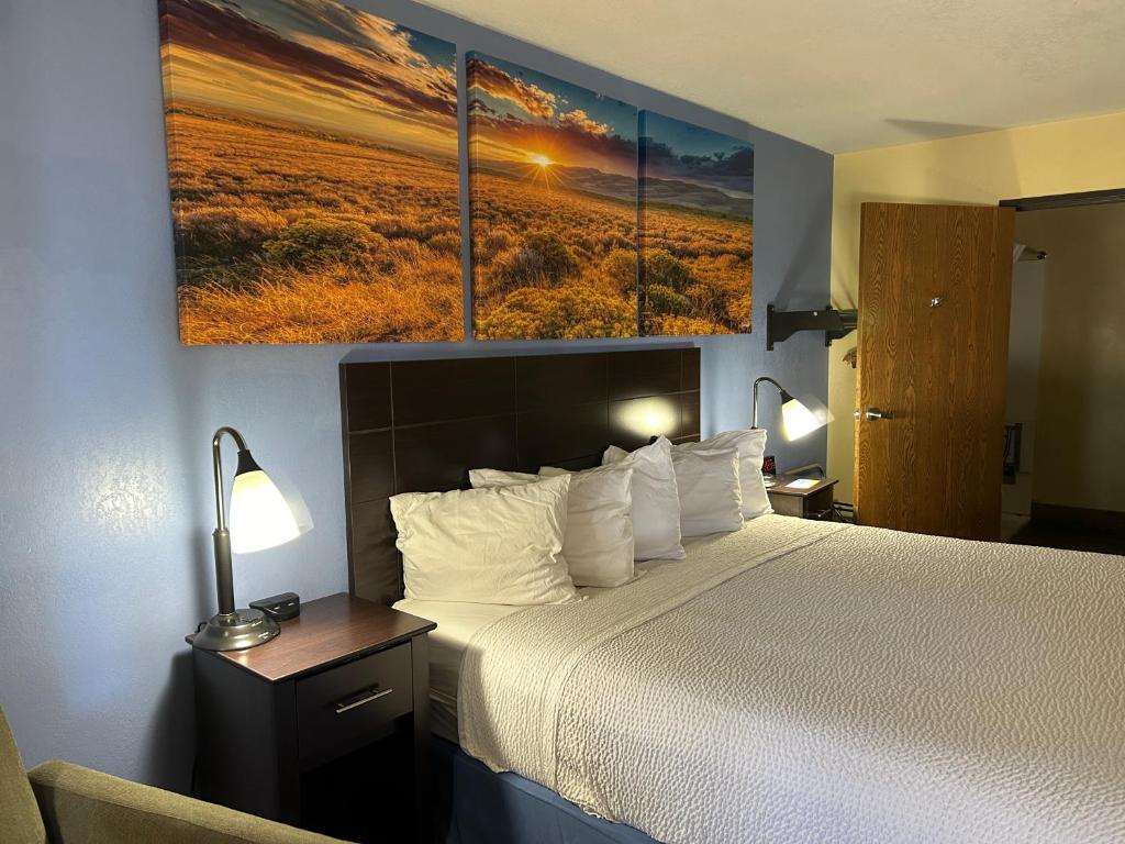 Days Inn by Wyndham Holbrook - King Room - Disability Access/Non-Smoking