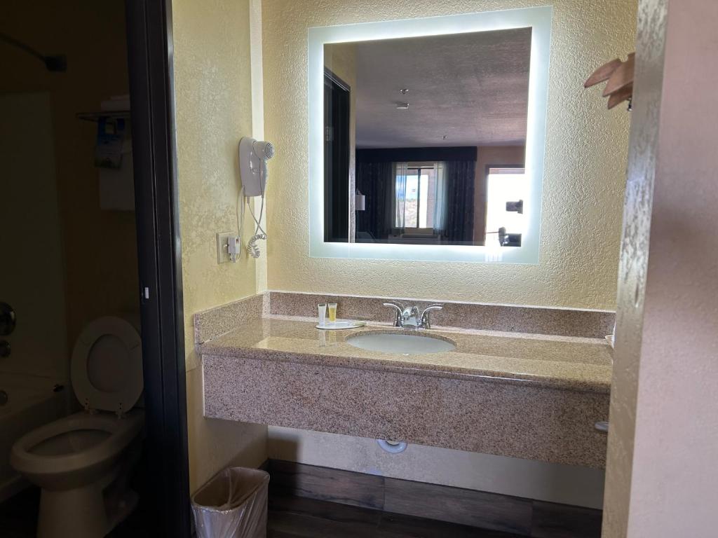 Days Inn by Wyndham Holbrook - One-Bedroom Queen Suite - Non-Smoking