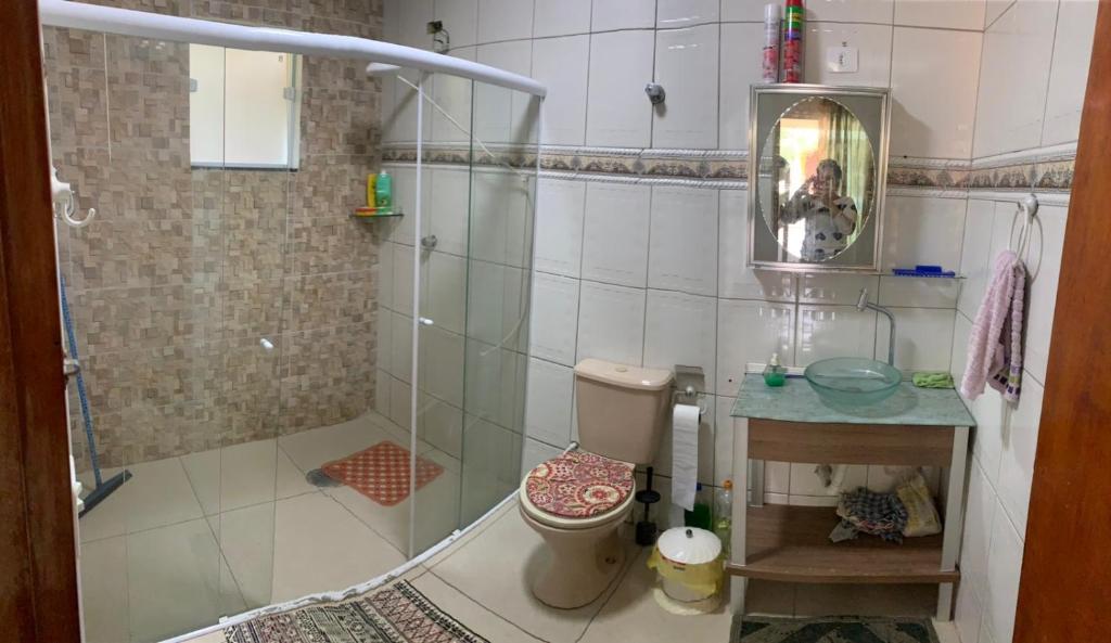 Barra do Rio AbaixoにあるCasa com piscinaのシャワー、トイレ、洗面台を備えたバスルーム
