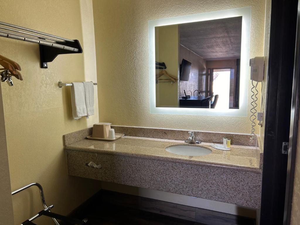 Days Inn by Wyndham Holbrook - King Room - Non-Smoking