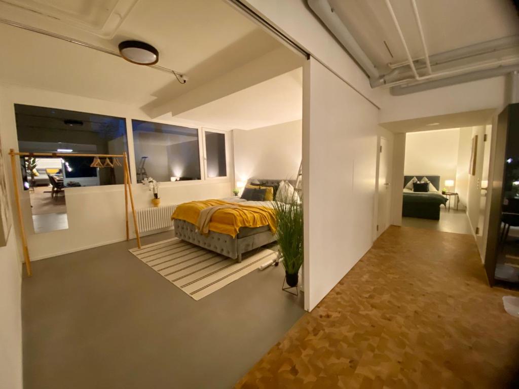Postel nebo postele na pokoji v ubytování 120m2 modern 3-Bedroom Loft in Zürich