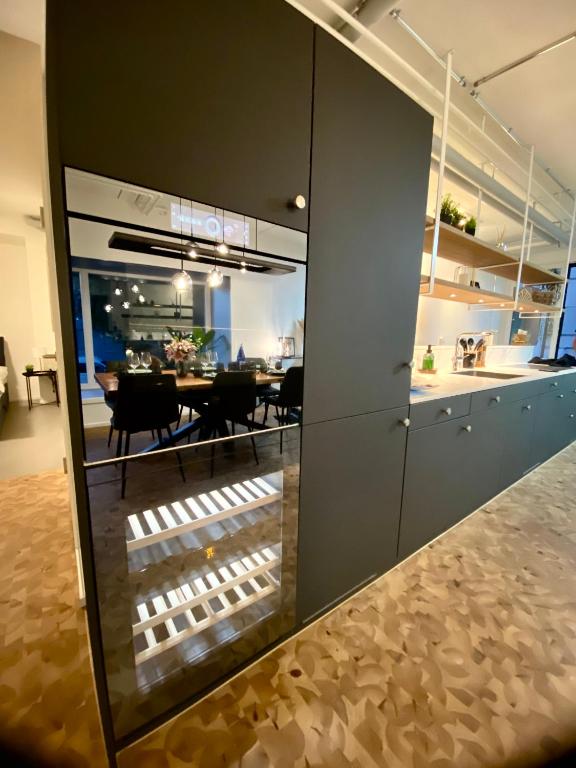 Kuchyň nebo kuchyňský kout v ubytování 120m2 modern 3-Bedroom Loft in Zürich