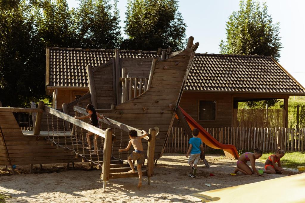 Herní místnost nebo prostor pro děti v ubytování Luxury Lake Lodge