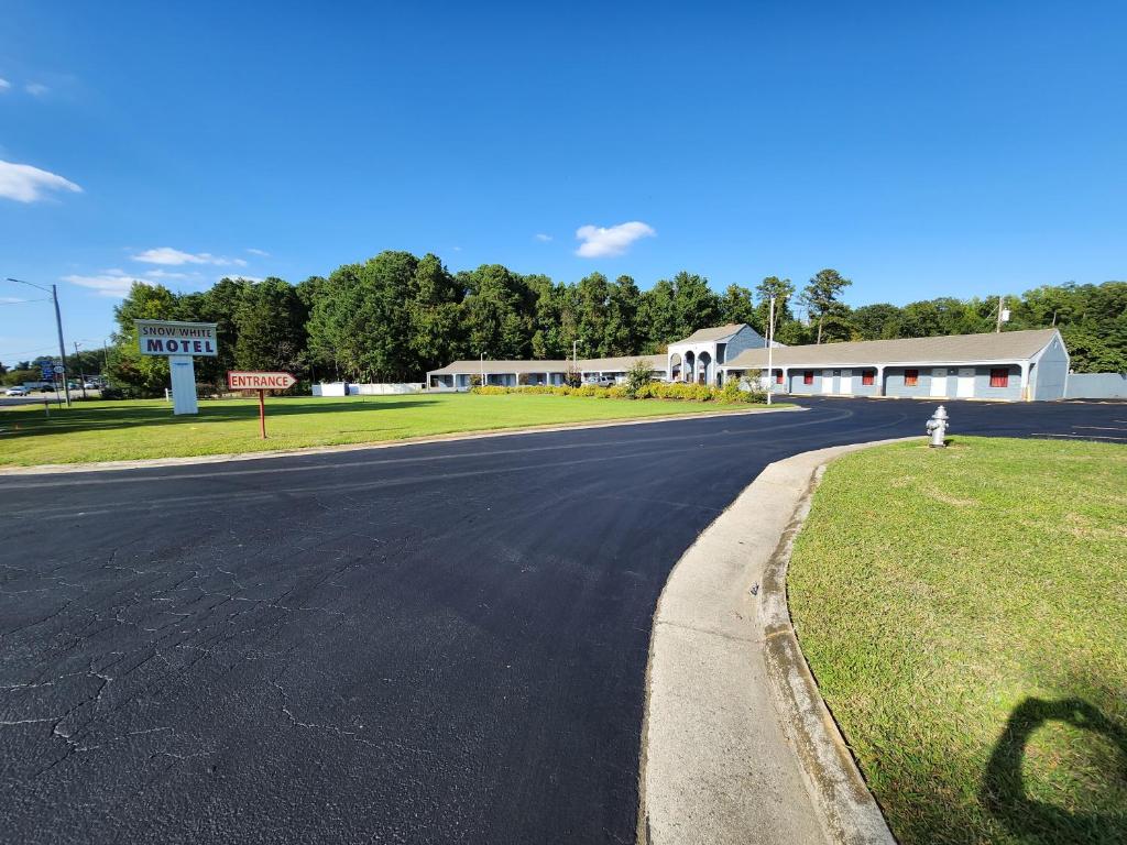 an empty road in front of a building at Snow White - Richmond South in Beulah Village
