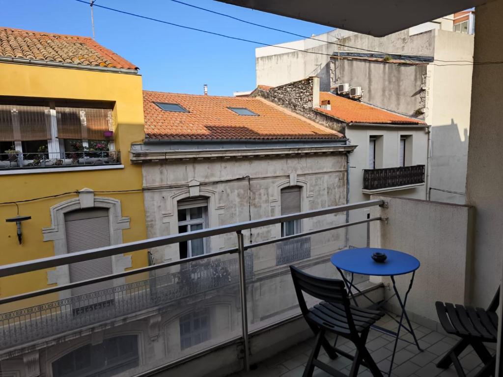 - un balcon avec deux chaises et une table bleue dans l'établissement Studio SETE CV, à Sète