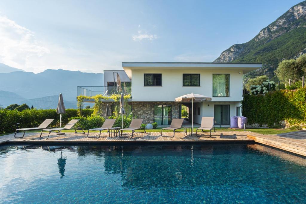 dom z basenem przed domem w obiekcie Gazzi Apartments 'Panoramic & Relaxing' w Arco